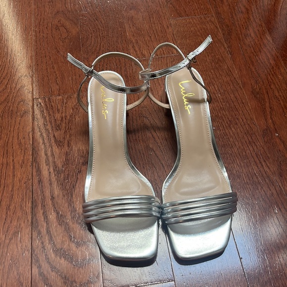 BNWT SILVER HEELS SANDALS LULUS - Picture 4 of 7